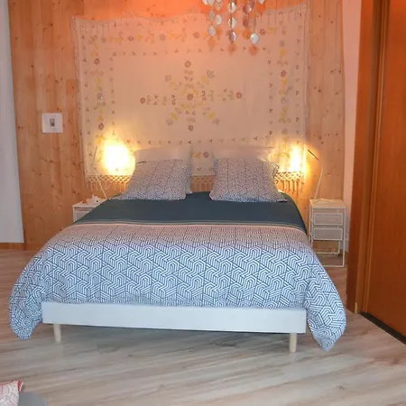 Independant Dans Maison A La Campagne Egliseneuve-pres-Billom