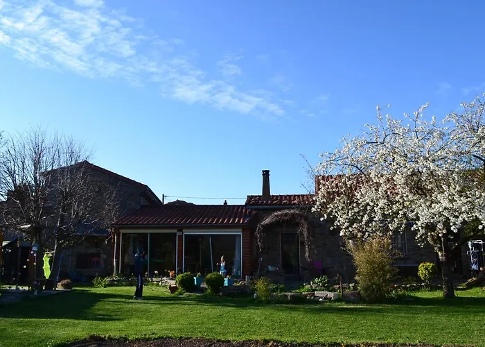 Independant Dans Maison A La Campagne Egliseneuve-pres-Billom