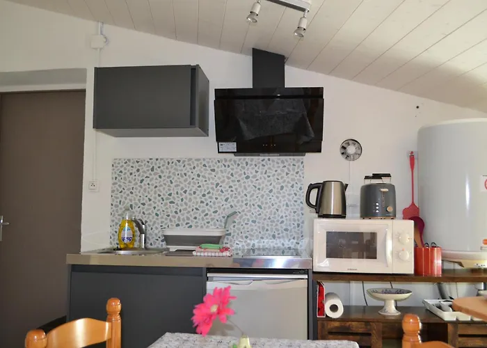 Independant Dans Maison A La Campagne Egliseneuve-pres-Billom